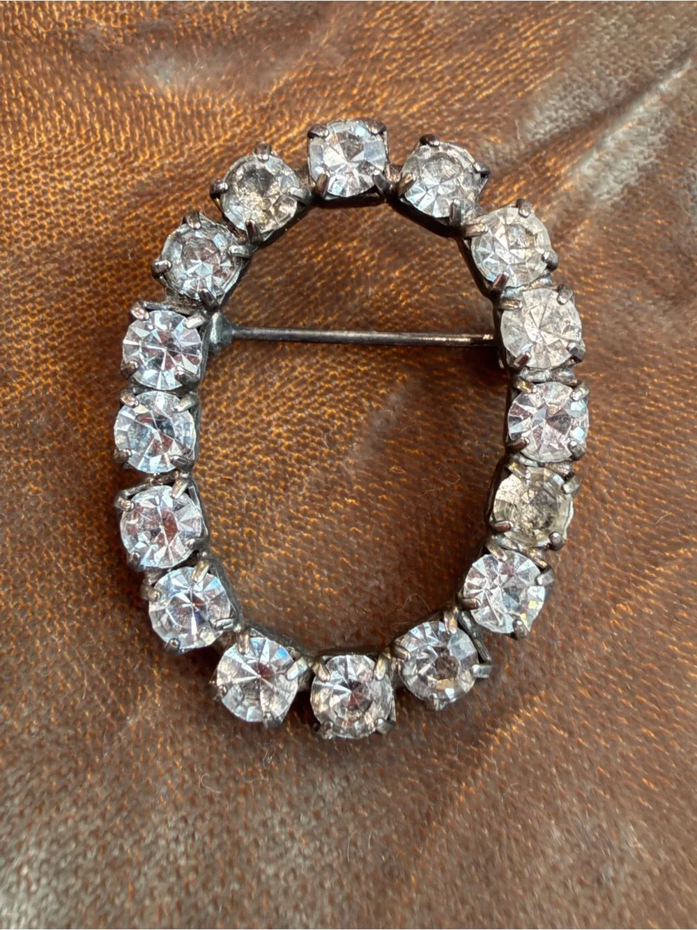 Vintage Clear Rhinestone Oval Wreath Brooch Silver Tone Pin-1062